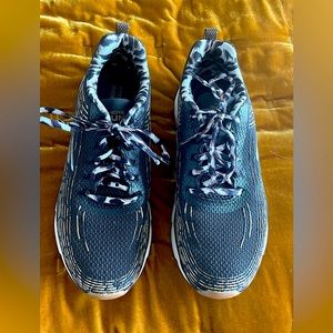 Brand new never worn Skechers Leopard tennis shoes